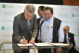 O governador de Brasília, Rodrigo Rollemberg, assinou nesta quarta-feira (3) o decreto que regulamenta a Lei dos Puxadinhos para a Asa Norte. A cerimônia ocorreu nesta manhã, no Palácio do Buriti