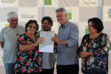 O governador de Brasília, Rodrigo Rollemberg, entregou escrituras públicas de doação para moradores dos becos de Ceilândia neste sábado (13)