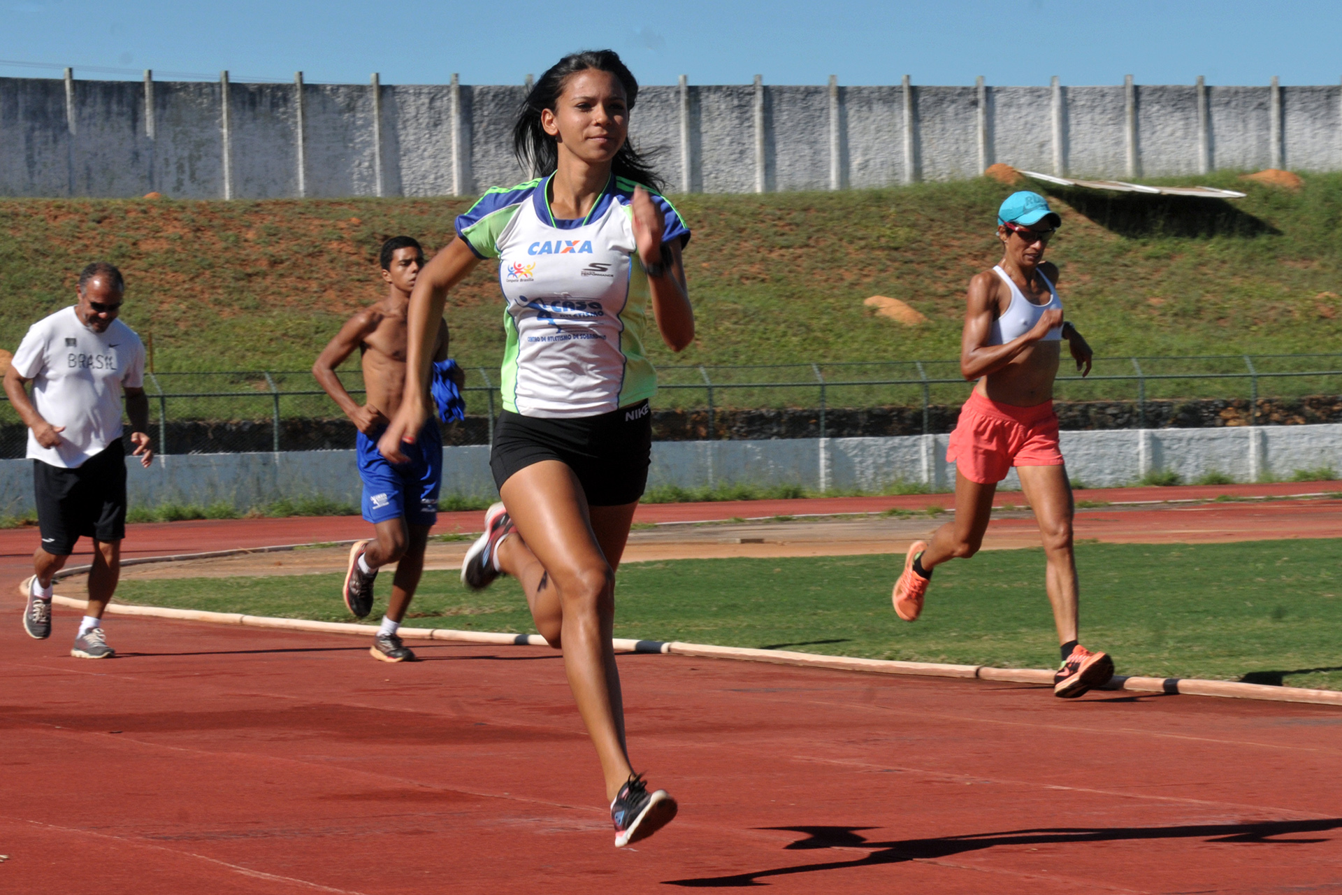 Campeã de atletismo nos Jogos da Juventude de 2016, Larissa do Livramento, de 18 anos, conquistou a primeira medalha e se encantou pelo atletismo.
