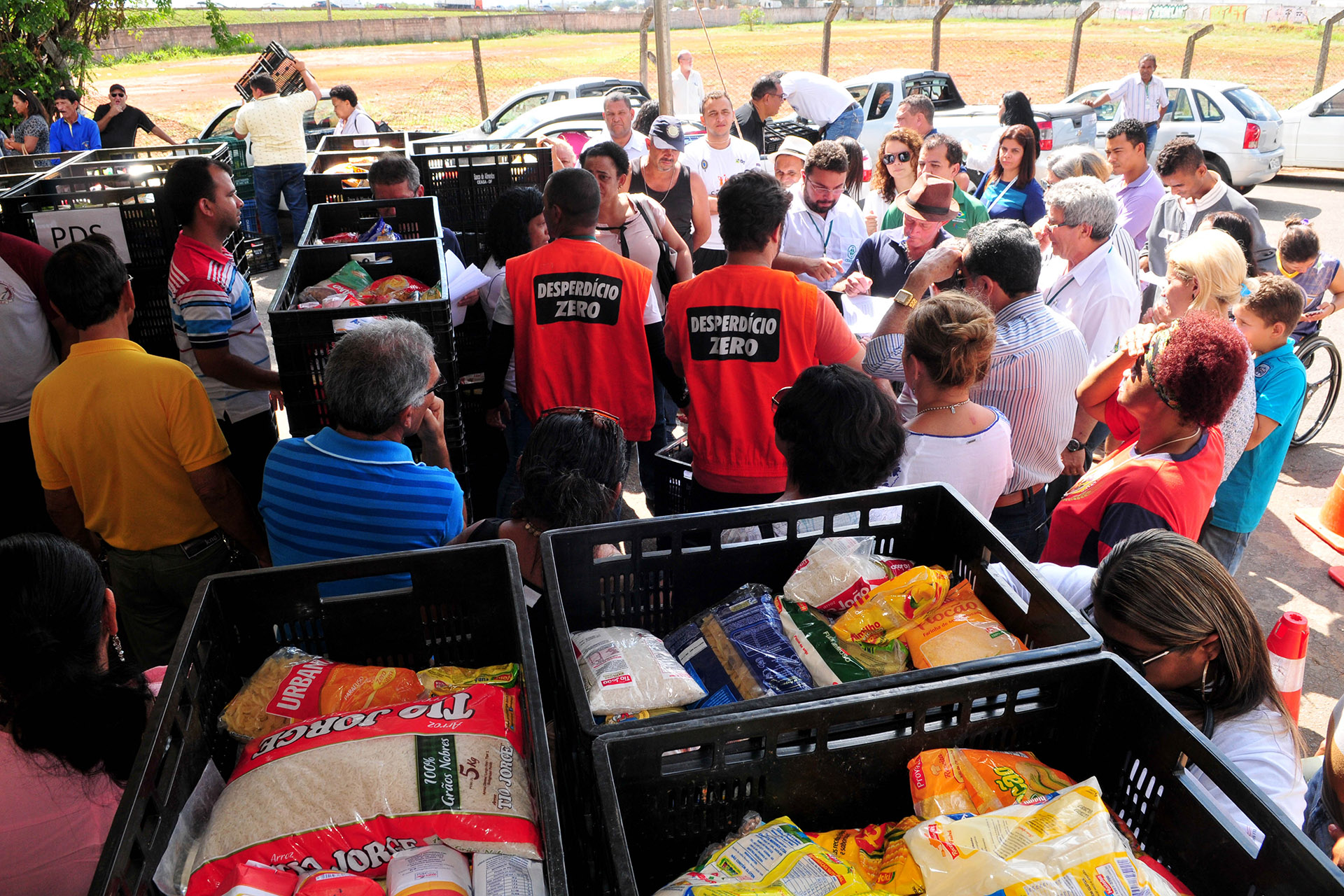 Banco de Alimentos da Centrais de Abastecimento do Distrito Federal (Ceasa) doa mais de 13 toneladas de alimentos não perecíveis. A iniciativa beneficiou, nesta sexta-feira (2), 78 associações que fazem trabalho social.