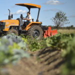 A produtora rural Dorvalina Soares, de 58 anos, utilizou créditos do Fundo de Desenvolvimento Rural para adquirir um trator.