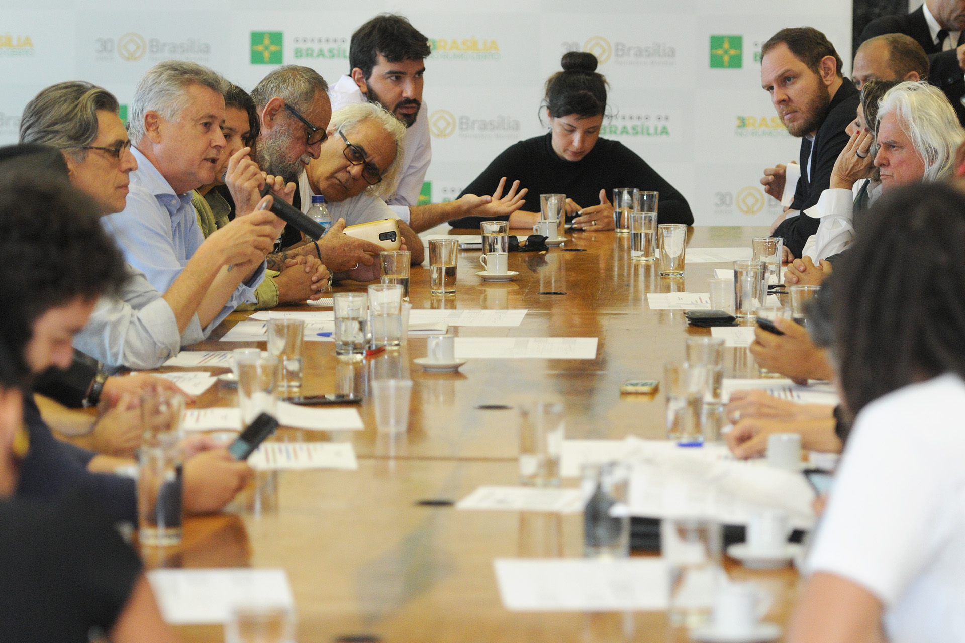 O governador de Brasília, Rodrigo Rollemberg, recebeu representantes do setor cultural no começo da tarde desta quarta-feira (21).