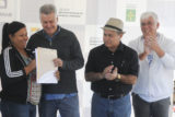 Francineide Ferreira recebeu a escritura das mãos do governador Rollemberg.