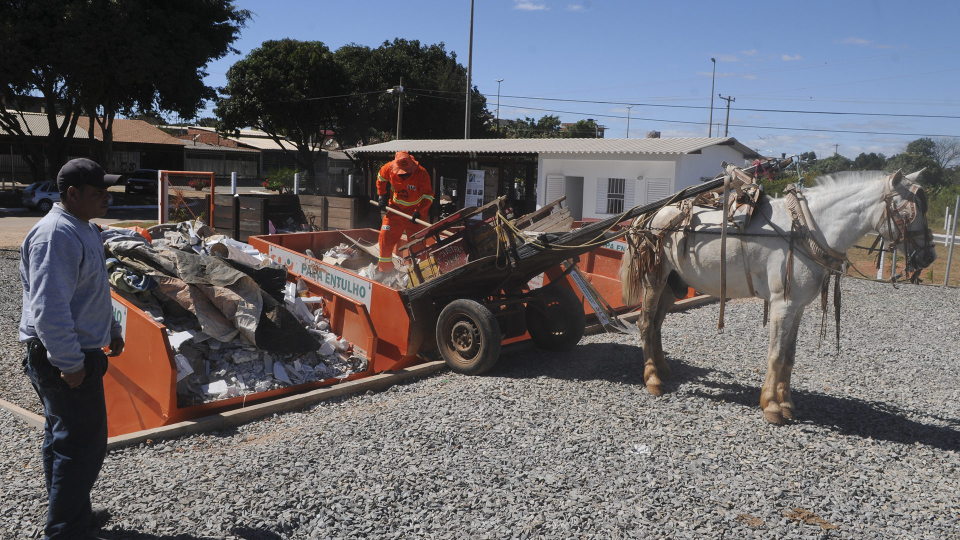 Na manhã dessa segunda (17), o carroceiro Fábio Fernandes Júnior, de 32 anos, descartava entulho no equipamento da QNP 28 de Ceilândia, inaugurado no último dia 6.