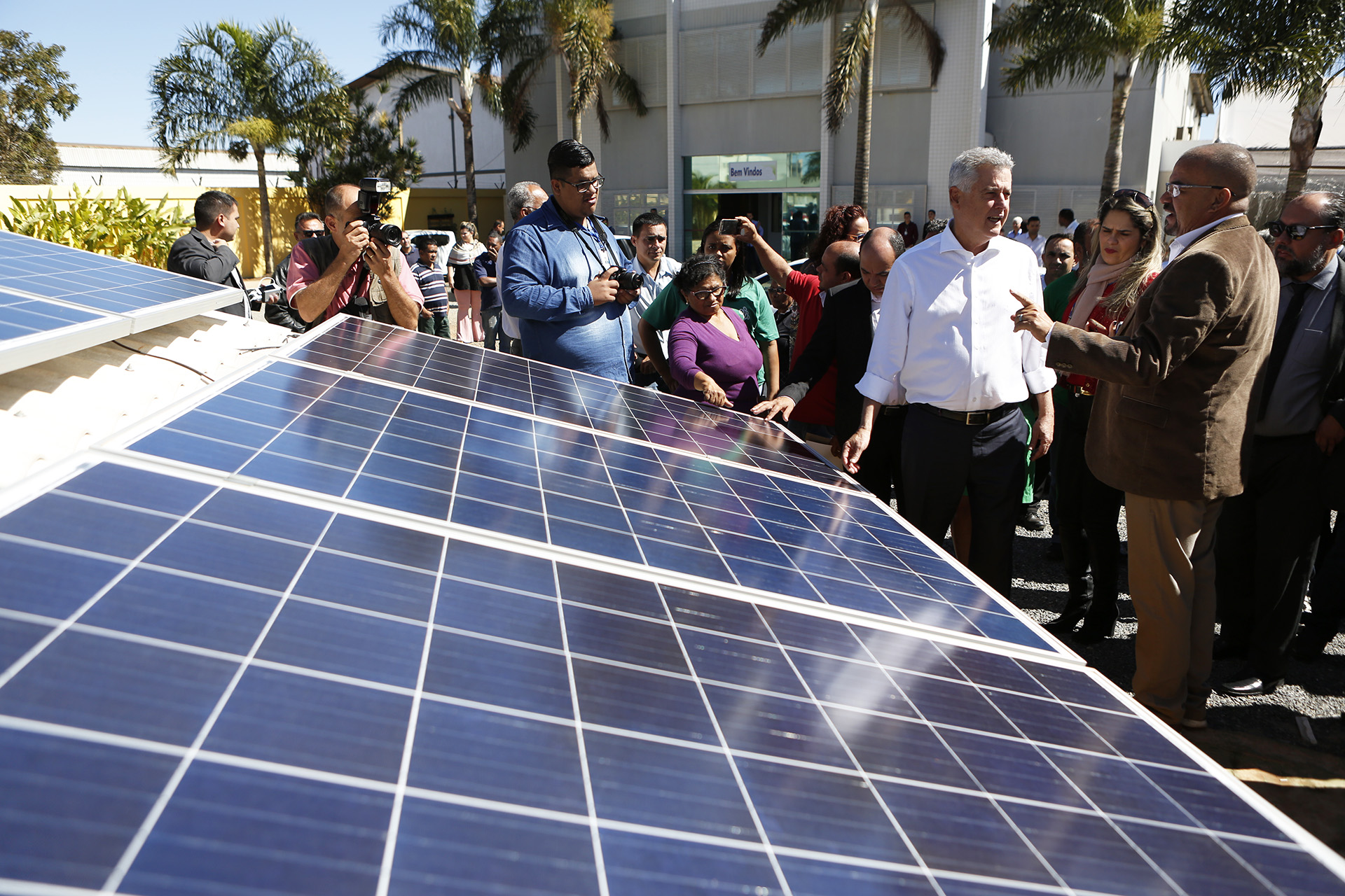 Governador de Brasília, Rodrigo Rollemberg, conheceu o sistema de captação de energia solar implementado por alunos do curso de instalação e manutenção de placas fotovoltaicas oferecido na instituição.