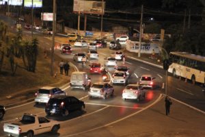 Semáforos no viaduto Israel Pinheiro serão desligado entre das 17 às 21 hora para melhoria do fluxo de carros na região.