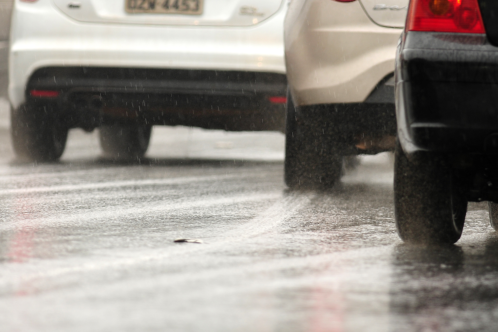 Motoristas devem aumentar cuidados ao volante com a chegada do período de chuvas.