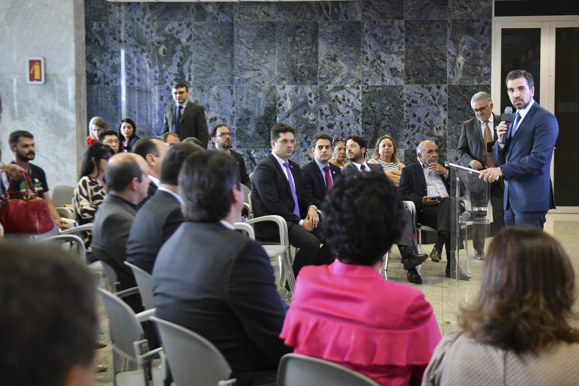 O secretário de Saúde, Humberto da Fonseca, em reunião com lideranças do entorno.