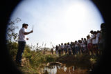 Os alunos da Escola da Natureza conhecem a nascente do Rio Veredinha, um dos afluentes da Bacia do Descoberto.