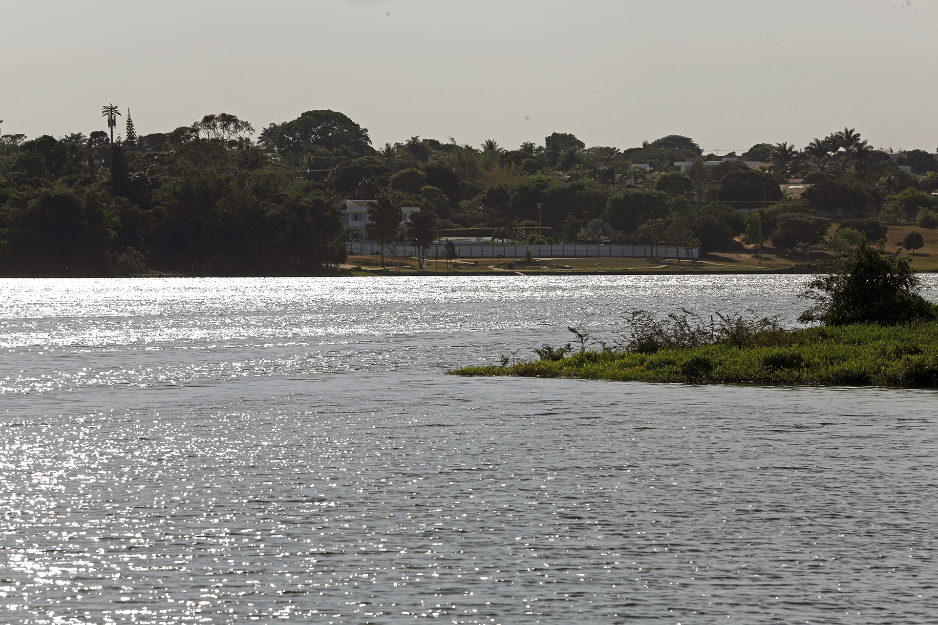 Iniciada em 2015, a recuperação dos terrenos a até 30 metros do Lago Paranoá faz parte do projeto Orla Livre. Nesta quarta-feira (25), Rollemberg fez a entrega formal do espaço para a população