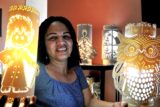 Joana Darque Lima, de 43 anos, é artesã e vai usar o crédito do Prospera para comprar matéria-prima para a produção de luminárias.