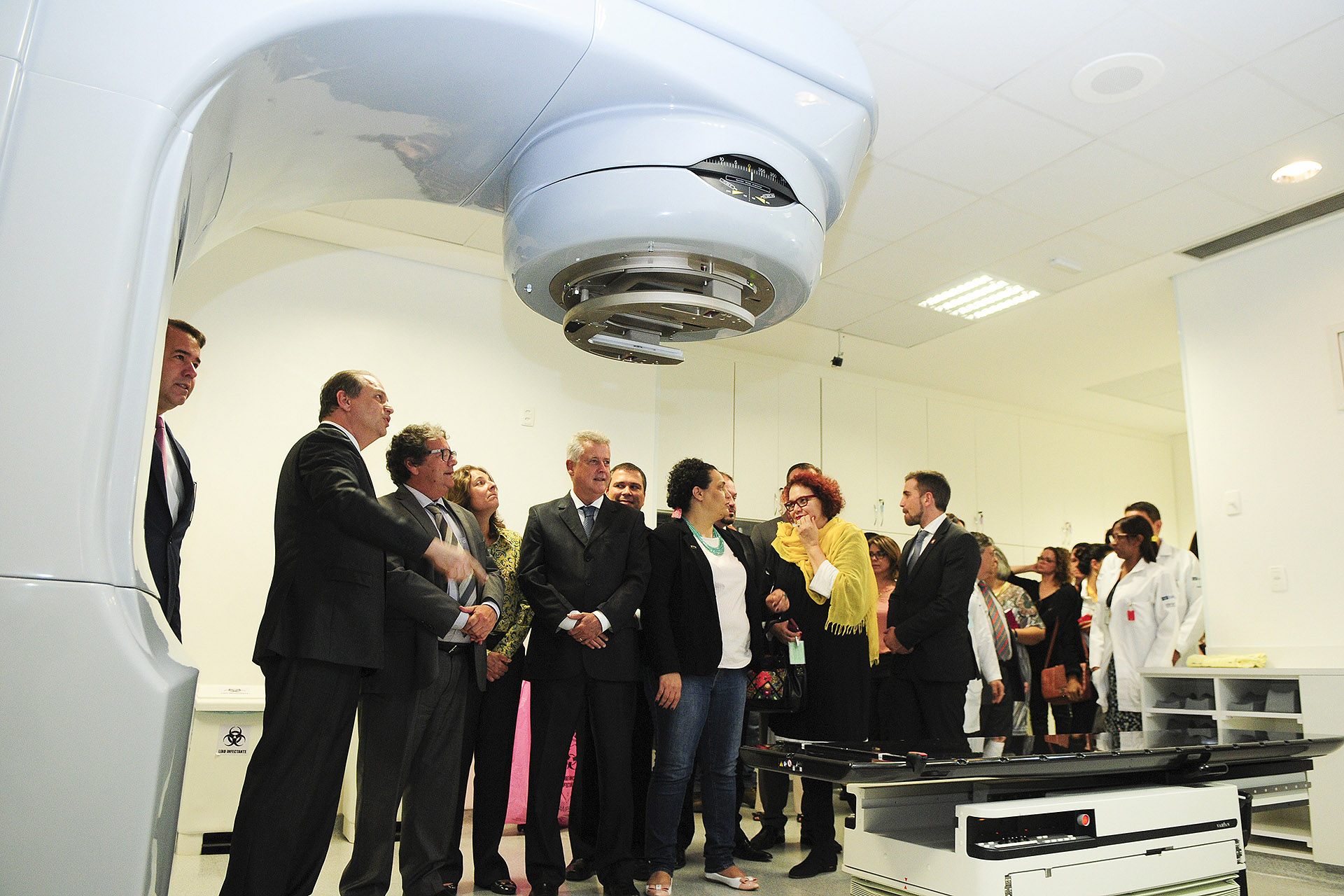 O governador de Brasília, Rodrigo Rollemberg, participou no HUB da cerimônia de entrega do acelerador linear, usado para o tratamento de radioterapia em pacientes com câncer ao lado do ministro da Saúde, Ricardo Barros, e do secretário de Saúde do DF, Humberto Fonseca.