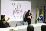 Capacitação, que começa nesta segunda-feira (6), vai até sexta (10). Participantes terão aulas básicas de língua brasileira de sinais.