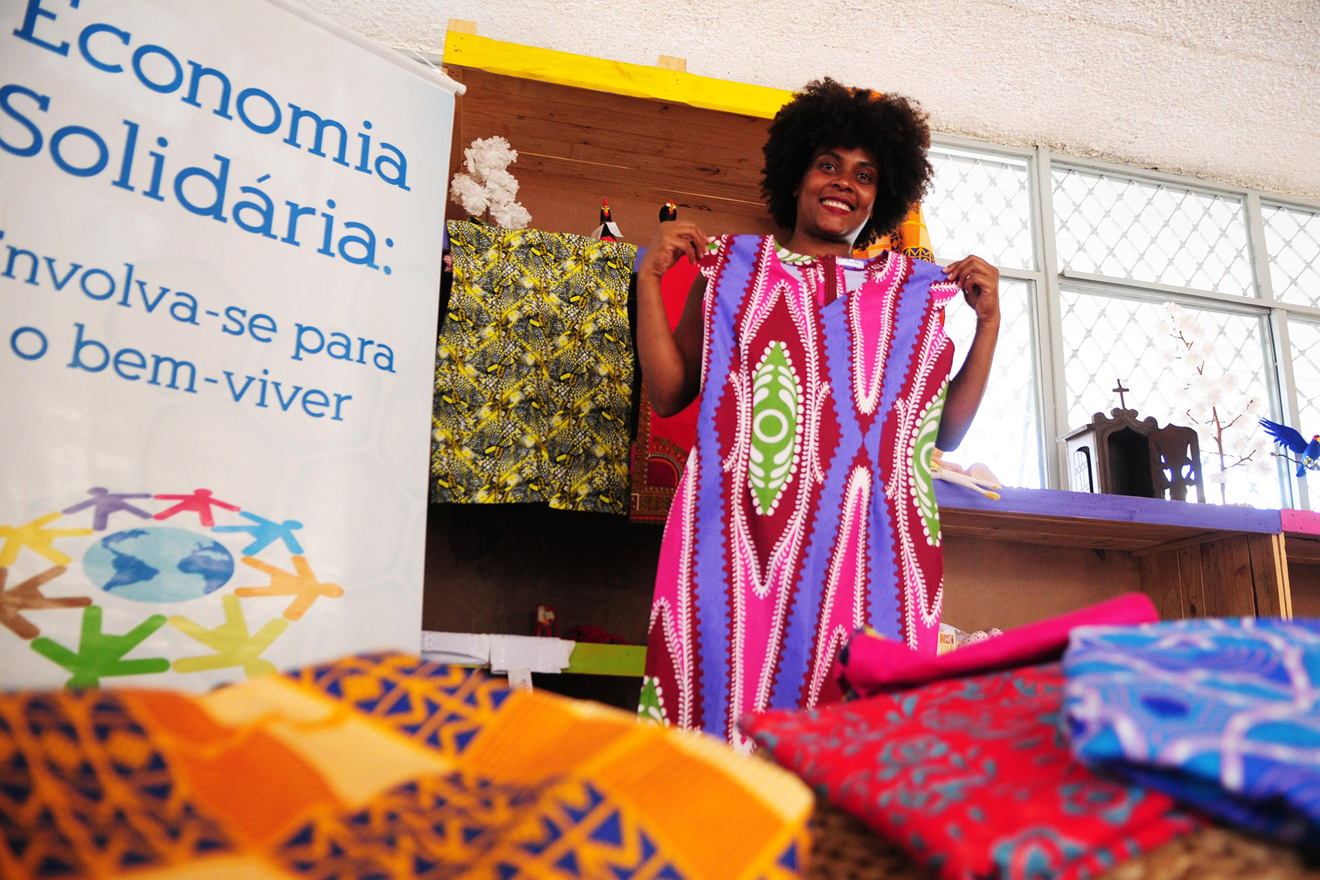 Feira de Afroempreendedorismo do DF inicia nesta quinta (16) e procura estimular negócios liderados pela comunidade negra. A quilombola Sirlene Barbosa vai expor roupas com temática afro.