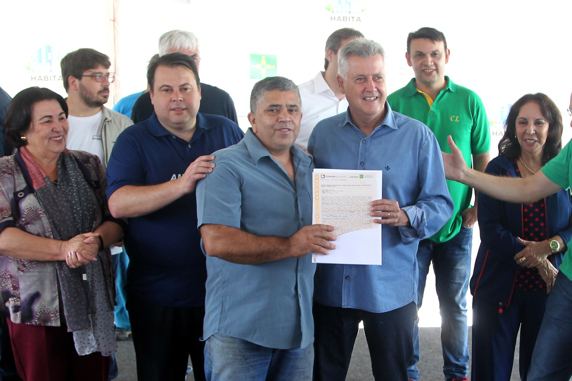 Morador de Samambaia há 23 anos, O assessor técnico de refrigeração Antônio Pedrosa recebeu a escritura das mãos do governador Rodrigo Rollemberg