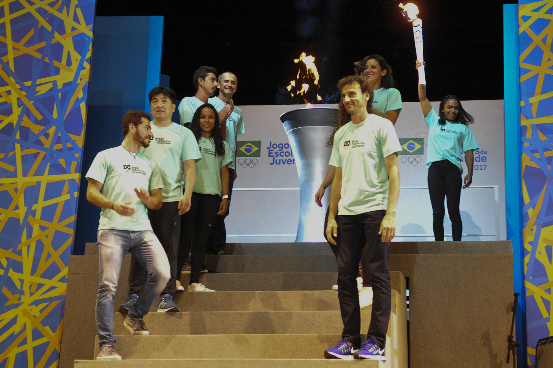 Dez atletas embaixadores conduziram a tocha olímpica na abertura dos Jogos Escolares da Juventude. A pira foi acesa pela judoca Érika. Foto: Renato Araújo/Agência Brasília