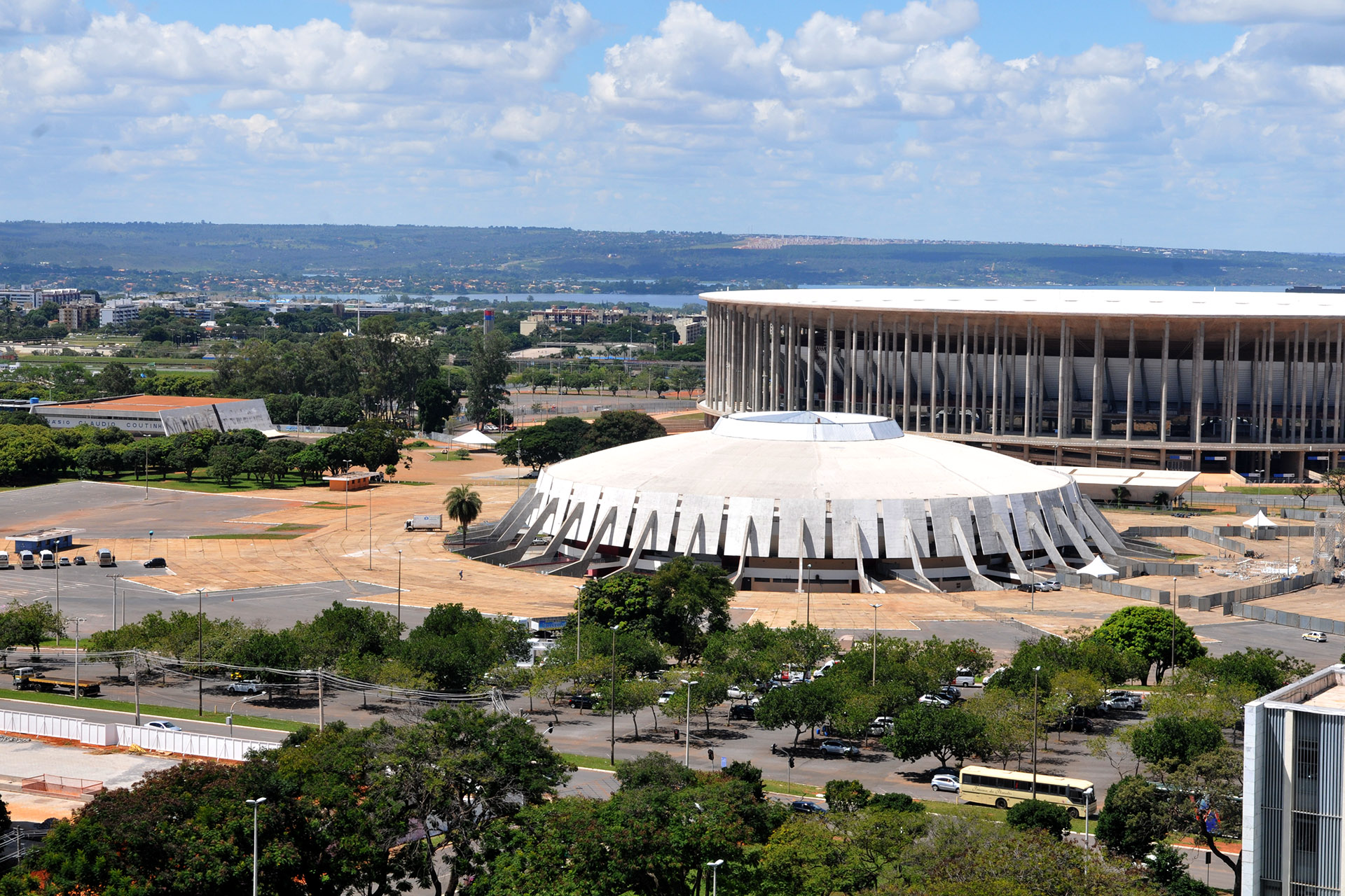 A minuta do edital de concessão de uso do Arenaplex do projeto da parceria público-privada para a gestão do Estádio Nacional de Brasília, do Ginásio Nilson Nelson e do Complexo Aquático Claudio Coutinho está disponível na internet.