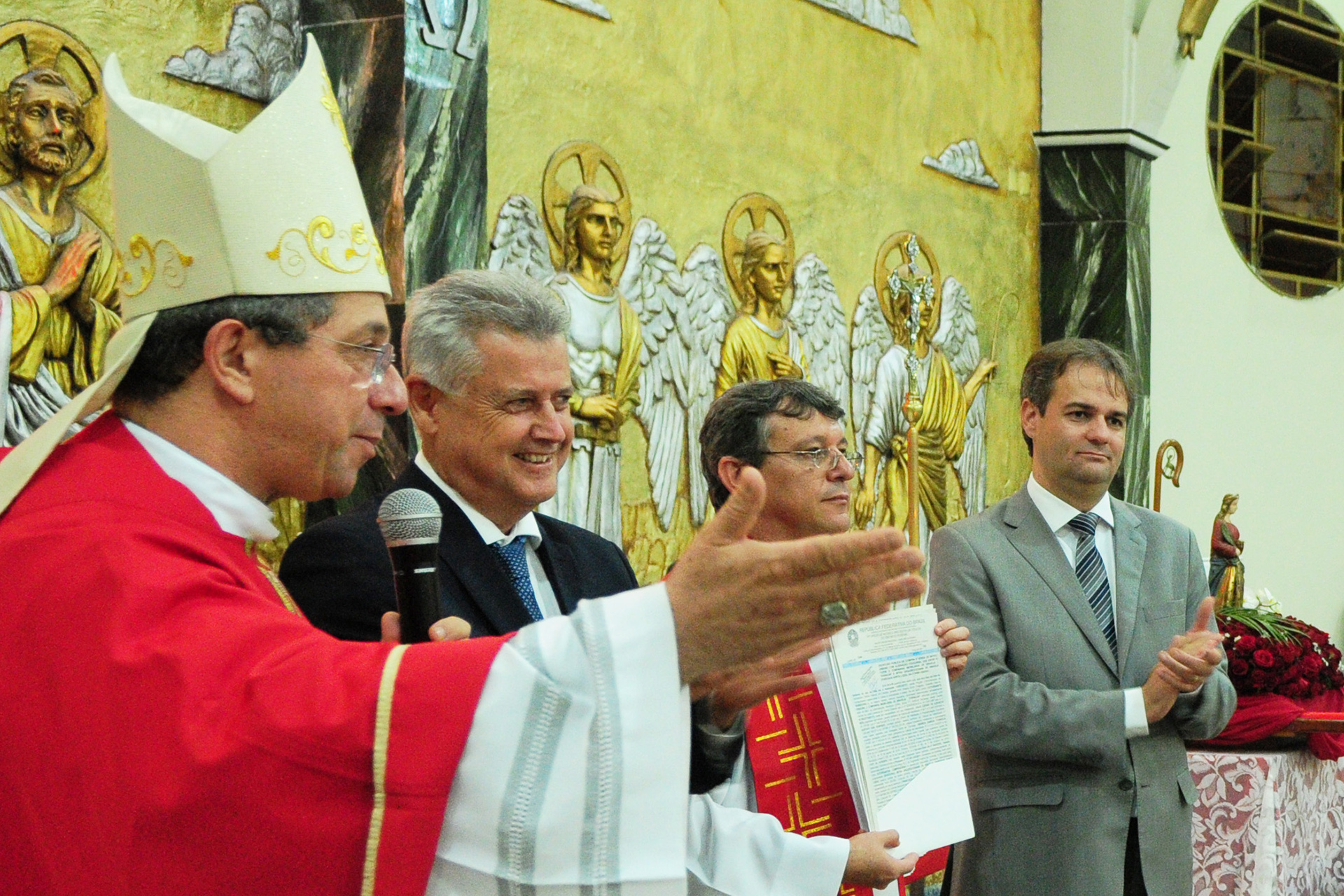 Documento que dá segurança jurídica à paróquia foi entregue pelo governador Rodrigo Rollemberg no dia de Santa Luzia. Capela São José também foi beneficiada