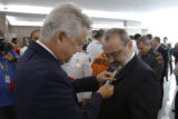 O governador de Brasília, Rodrigo Rollemberg, entregou medalhas a autoridades como os secretários da Segurança Pública e da Paz Social, Edval de Oliveira Novaes Júnior.