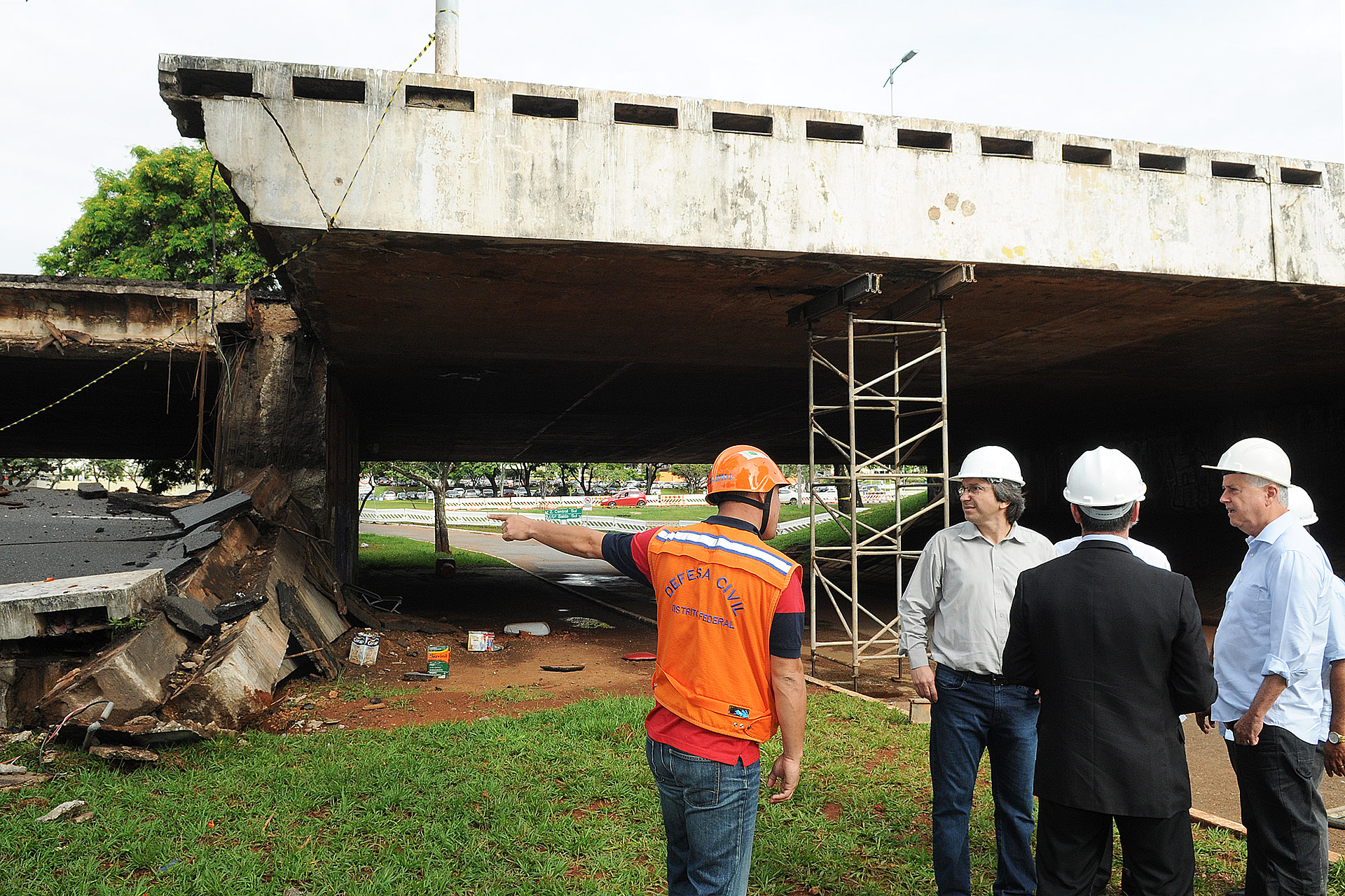 Para impedir que o restante do viaduto da Galeria dos Estados caia, o governo de Brasília deu início nesta sexta-feira (9) ao escoramento primário da estrutura. O governador Rollemberg esteve no local na manhã desta sexta-feira (9).