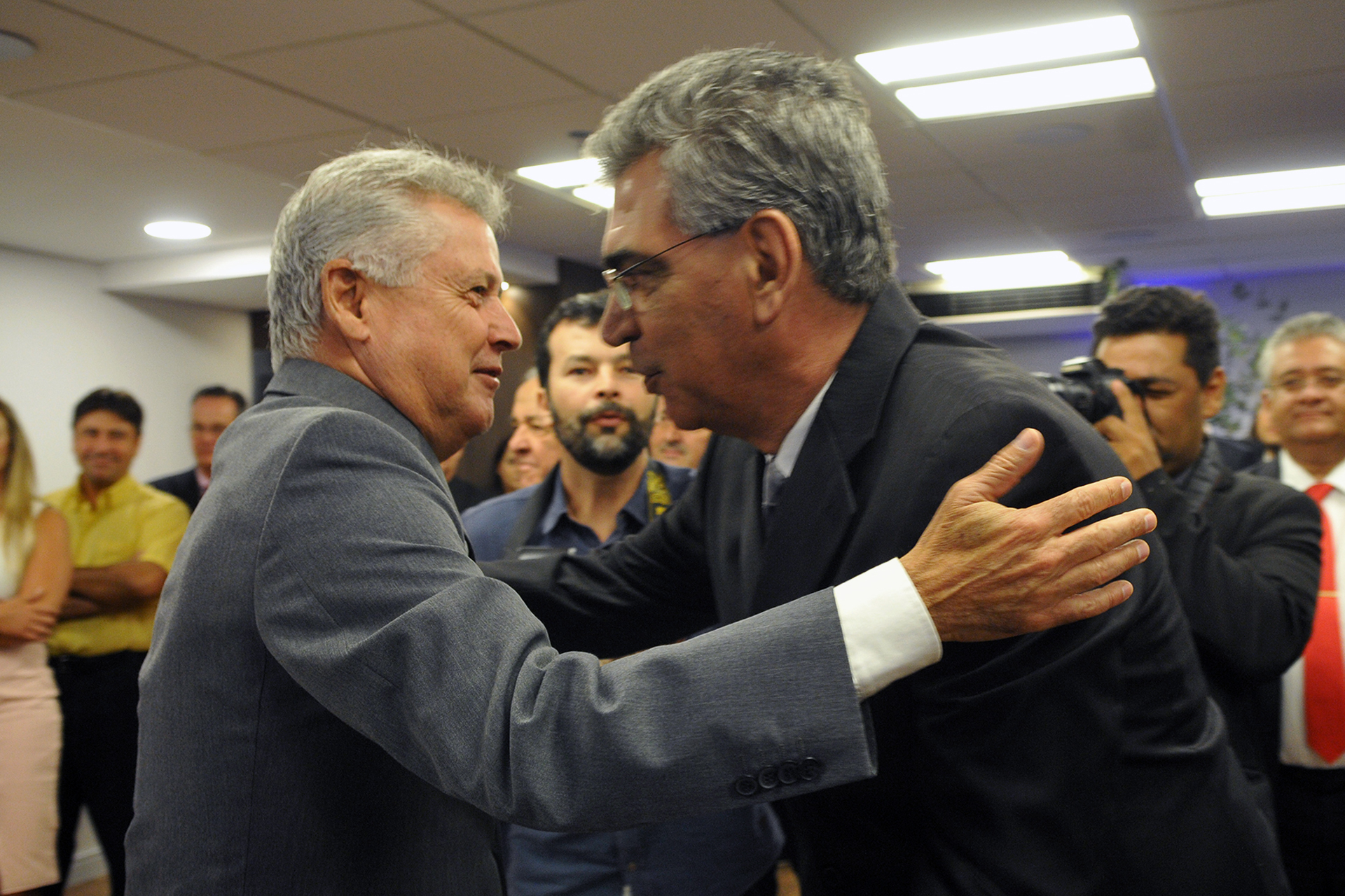 O governador Rollemberg cumprimenta o novo presidente do Sindiatacadista, Júlio César Itacaramby.