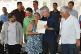 A enfermeira Lina de Fátima Rocha recebeu o documento das mãos do governador de Brasília, Rodrigo Rollemberg, após 25 anos de espera.