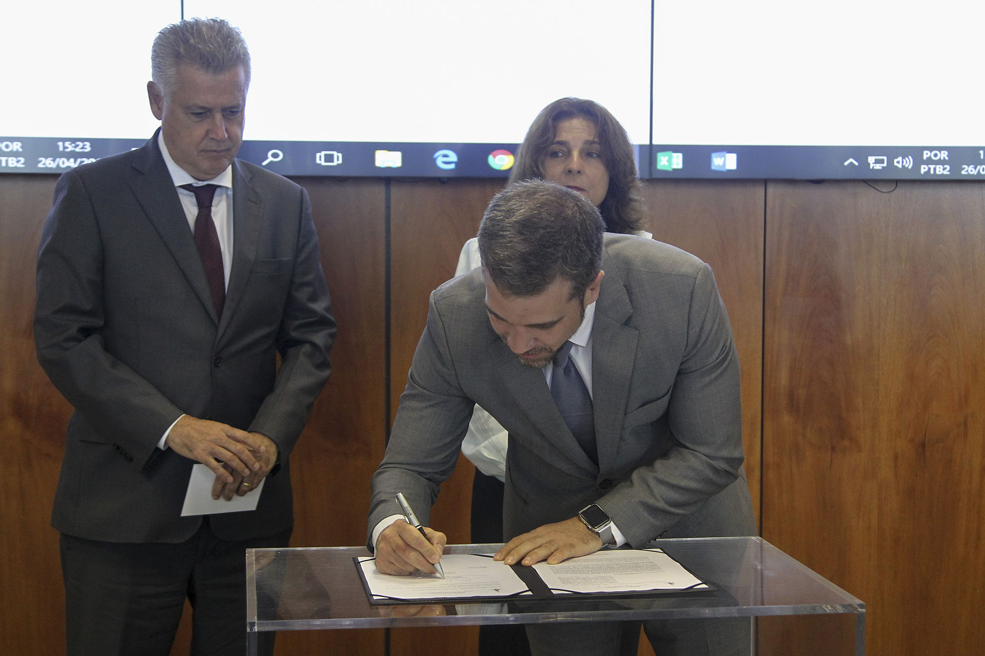 O secretário de Saúde, Humberto Fonseca, assina o termo de cooperação técnica com a Universidade de Brasília.