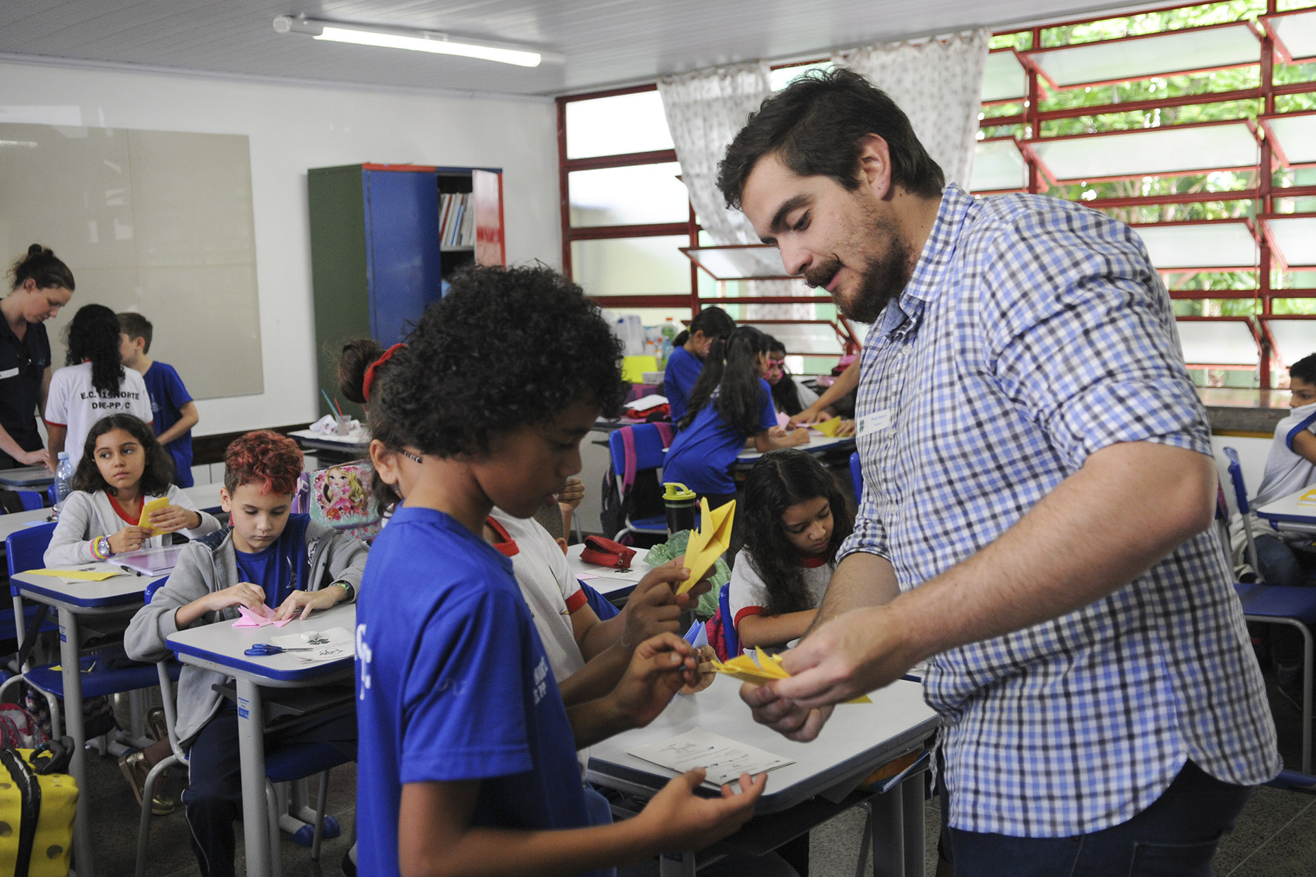 Durante a tarde de conscientização ambiental, alunos participaram de várias oficinas como a de origami.