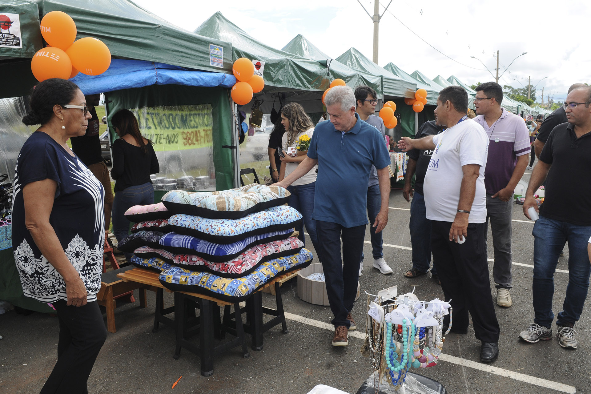 Durante visita à Feira do Mangueiral, comerciantes reivindicaram espaço definitivo ao governador Rollemberg. Foto: Tony Winston/Agência Brasília