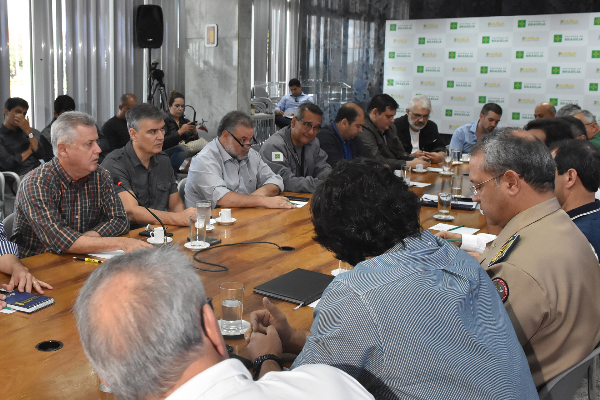Em reunião do gabinete que monitora os efeitos da greve de caminhoneiros, neste domingo (27), governador informou que álcool anidro e GLP serão buscados em Minas Gerais