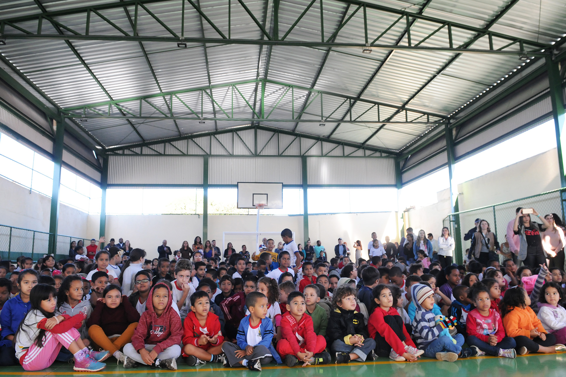 Os pouco mais de mil alunos da Escola Classe 38 de Ceilândia receberam uma quadra poliesportiva na manhã desta terça-feira (22). O local tem piso laminado e cobertura, além de cestas e traves.