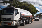 Vinte caminhões com combustível e gás de cozinha foram escoltados pela Polícia Militar na manhã desta segunda-feira (28).