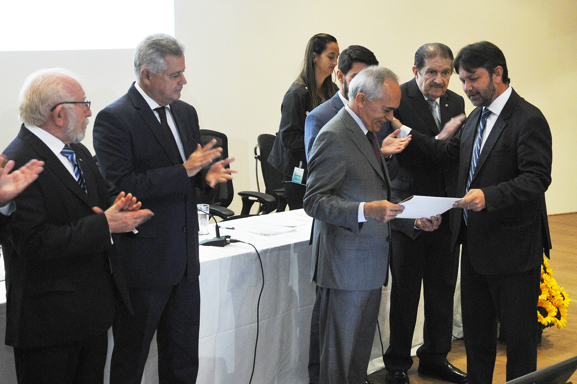 O presidente do Tribunal de Contas da União (TCU), ministro Raimundo Carreiro, recebeu nesta quarta-feira (30) o título de cidadão honorário de Brasília. O reconhecimento foi outorgado em sessão solene no auditório do tribunal.