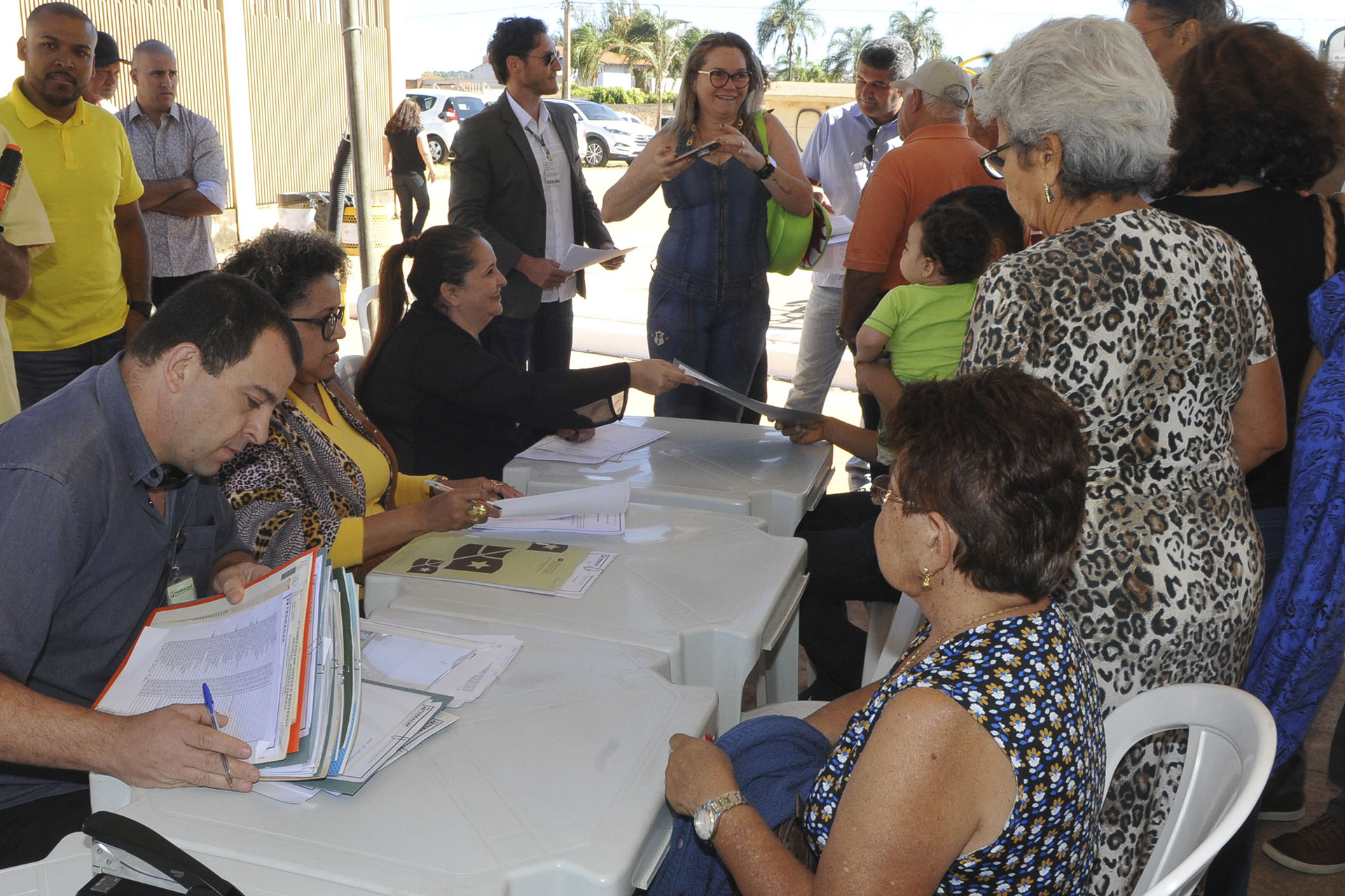 Na manhã deste sábado (23), 44 moradores de Vicente Pires receberam escrituras de imóveis.