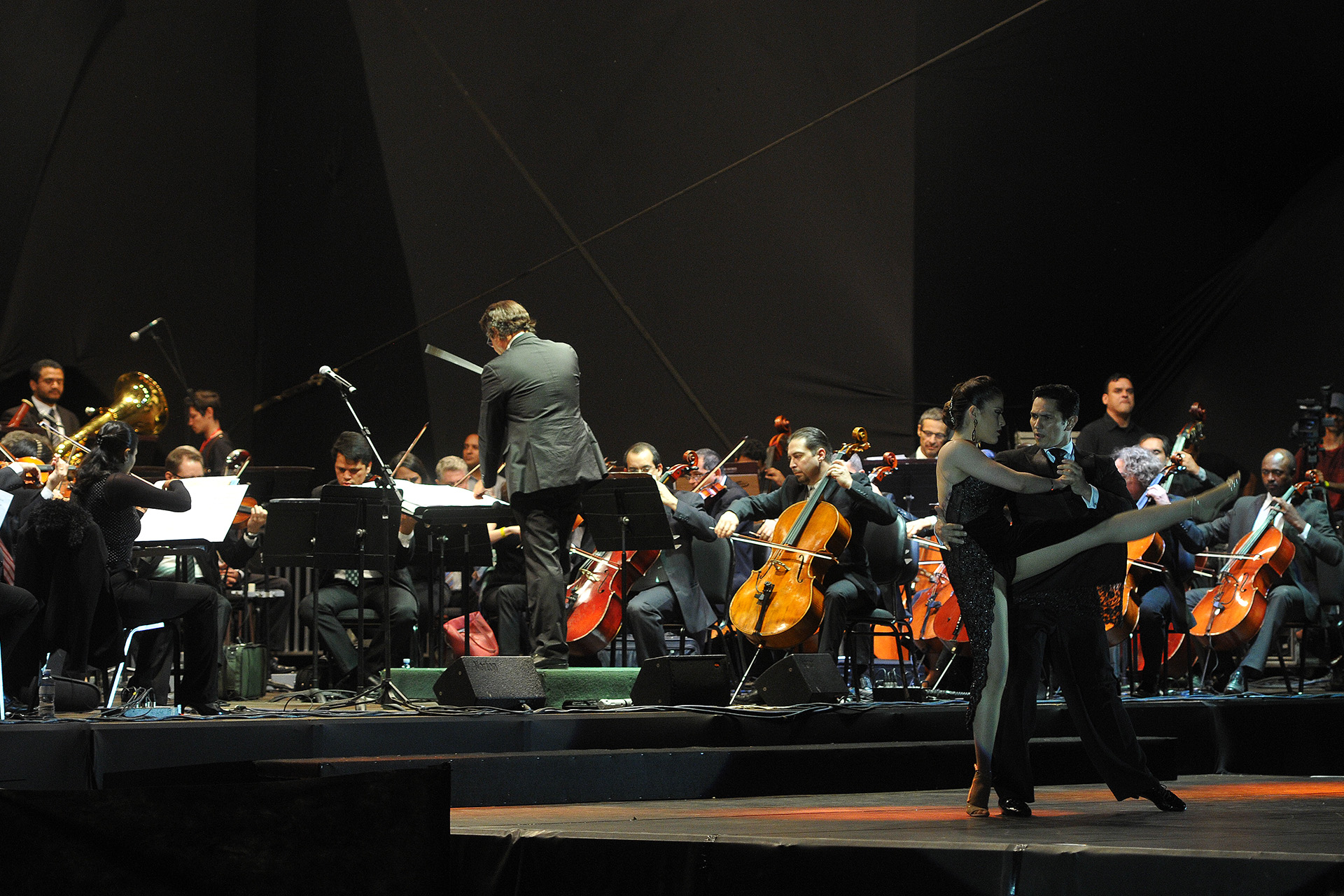 A Orquestra Sinfônica do Teatro Nacional Cláudio Santoro se apresentou na noite deste sábado (30) para um público de 5 mil pessoas. A noite contou com a performance de dançarinos de tango.