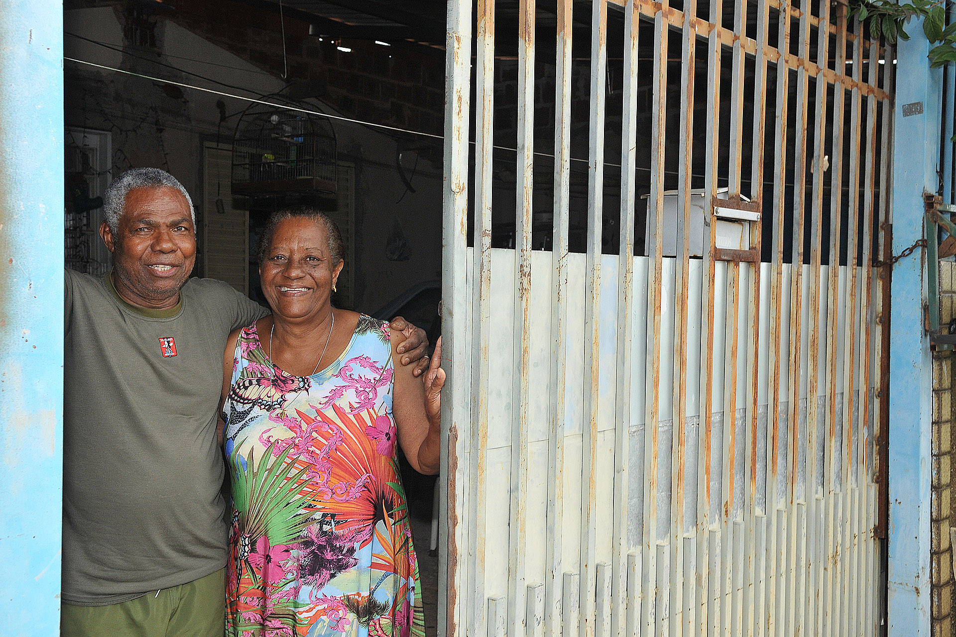 O casal de aposentados Sérgio Albino de Jesus, de 71, e Maria do Carmo, de 64 anos, foi o primeiro a obter a documentação definitiva do imóvel entre os moradores da QS 6, do Riacho Fundo II.