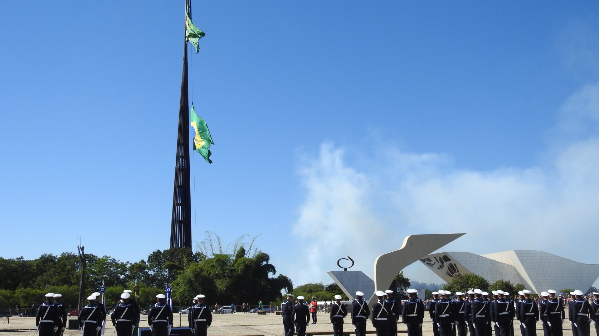 Brasília 02.06.2019//Cerimônia da troca da bandeira na Praça dos Três Poderes.Foto Luís Tajes/Setur-DF