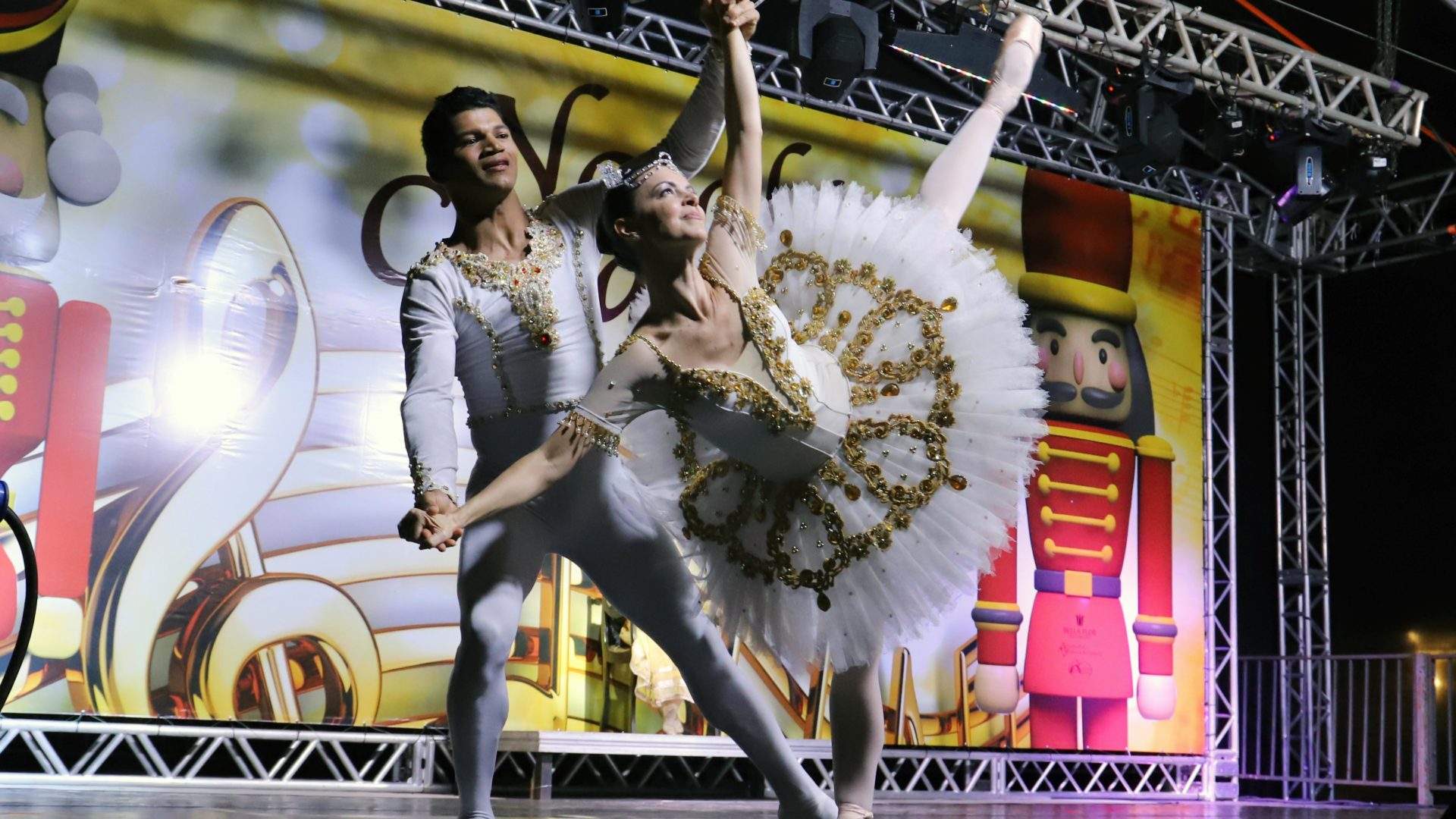 Brasília 07.12.2019//Projeto Natal na Casa de Chá.Apresentação do Coral Adventista de Brasília e do grupo de dança "Bailarinos de Brasília" na Praça dos Três Poderes.Foto Luís Tajes/Setur-DF