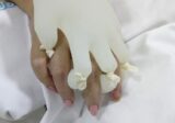 Além do bem-estar, o método facilita averiguar o quadro clínico, já que as luvas ajudam a esquecer as mãos dos pacientes para que se possa medir o grau de saturação de oxigênio| Foto: Divulgação/Iges-DF