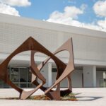 Homenagem à Democracia”, de Franz Weissmann, um dos mais importantes artistas da história da arte moderna e contemporânea brasileira, é uma das obras do “O Parque de Esculturas do MAB” | Foto: Divulgação/Secec