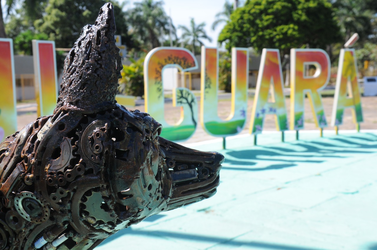 O monumento “Sou + Guará” somente ficou completo com o lobo-guará, símbolo da cidade. Ele nasceu de dobradiças velhas, coroas de bicicletas, parafusos, ferraduras e outros tipos de sucatas | Foto: Paulo H. Carvalho/Agência Brasília