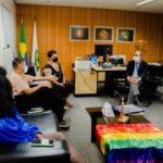 O secretário de Cultura e Economia Criativa, Bartolomeu Rodrigues, recebeu na tarde da terça-feira (15) representantes do Fórum de Cultura LGBTQI+ do DF para anunciar o edital de premiação | Divulgação/Secretaria de Cultura