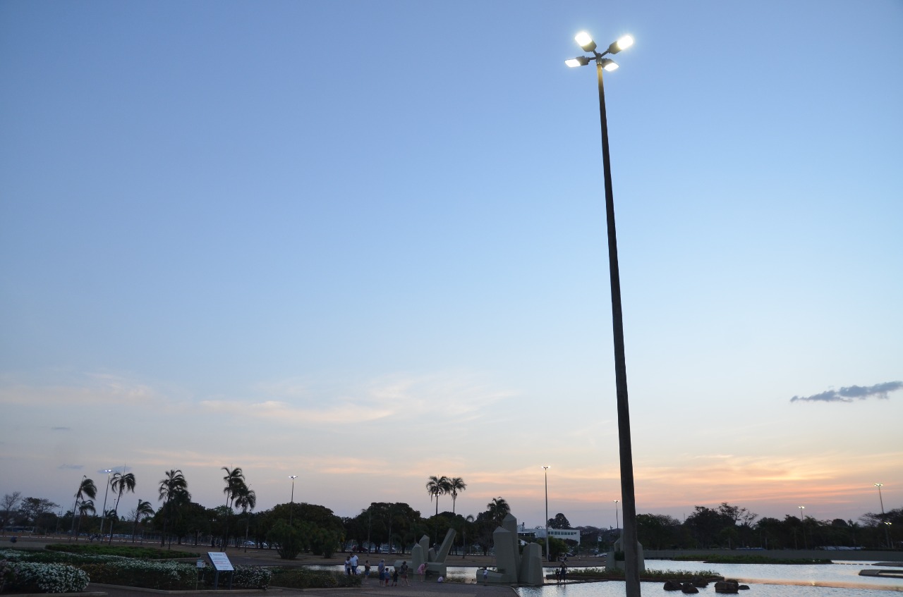 As luminárias de LED gastam 40% menos energia, precisam de menos manutenção e duram mais tempo | Foto: Gilberto Alves/CEB Ipes