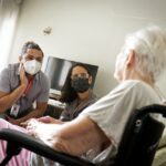 Visita domiciliar de equipe da Estratégia Saúde da Família a uma paciente de 85 anos | Foto: Breno Esaki/Agência Saúde-DF