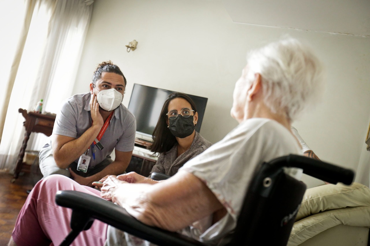 Visita domiciliar de equipe da Estratégia Saúde da Família a uma paciente de 85 anos | Foto: Breno Esaki/Agência Saúde-DF