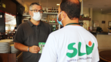 O empresário Cleverson Catto (na foto, à esquerda) faz a separação dos resíduos em seu restaurante e doa os recicláveis para uma cooperativa | Foto: Divulgação/SLU