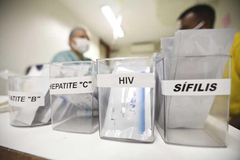 O teste rápido para diagnóstico de HIV/Aids pode ser feito nas Unidades Básicas de Saúde (UBSs) e também no Centro de Testagem e Aconselhamento (CTA), na Rodoviária (foto)| Foto: Breno Esaki/Agência Saúde