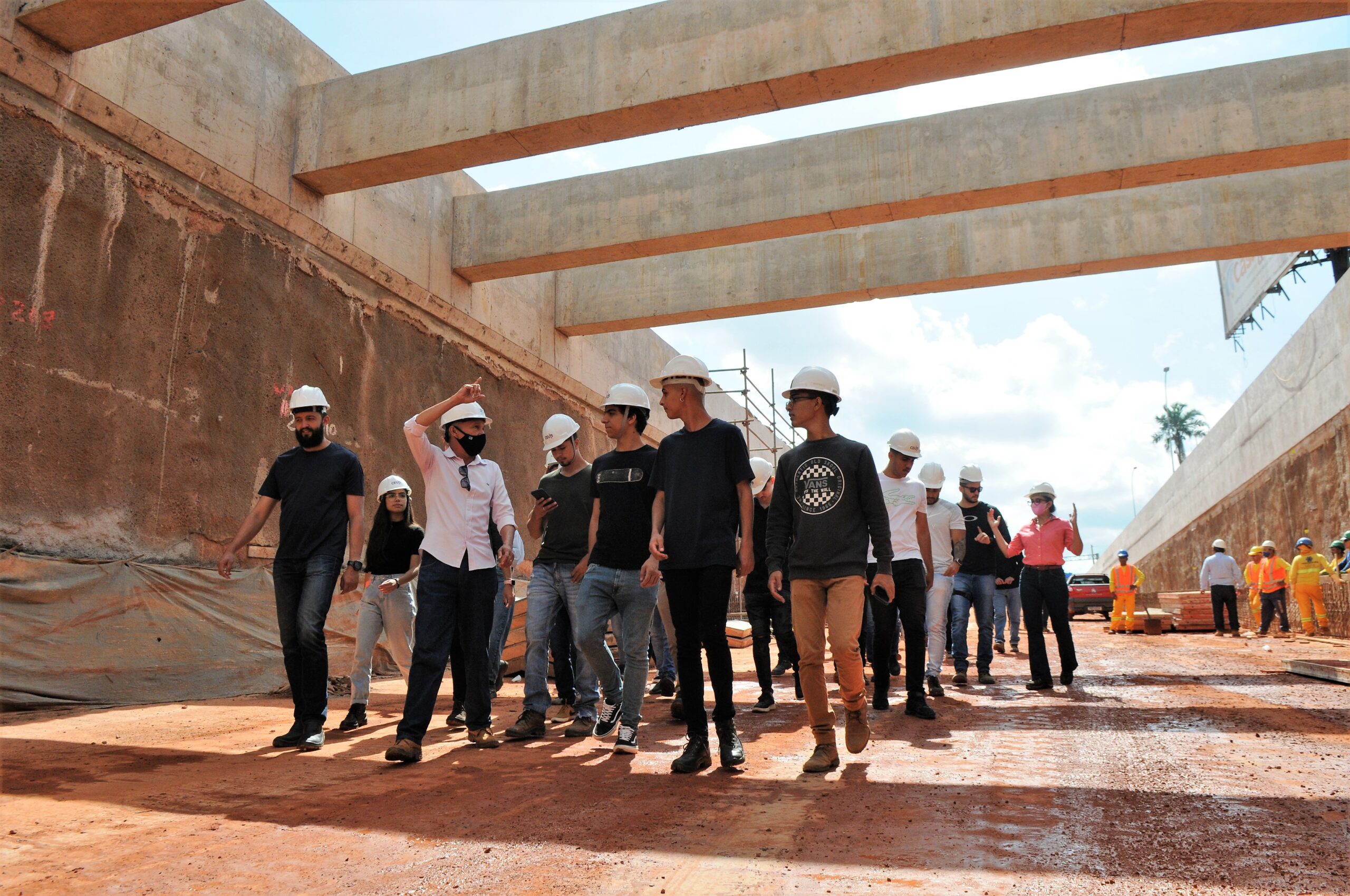 Por cerca de 1h30, os estudantes percorreram a fase 1 das obras, visitaram parte dos viadutos norte e sul, que já foram abertos, e andaram no boulevard superior, onde será reaberta a via e a pista do BRT | Foto: Paulo H. Car4valho/Agência Brasília