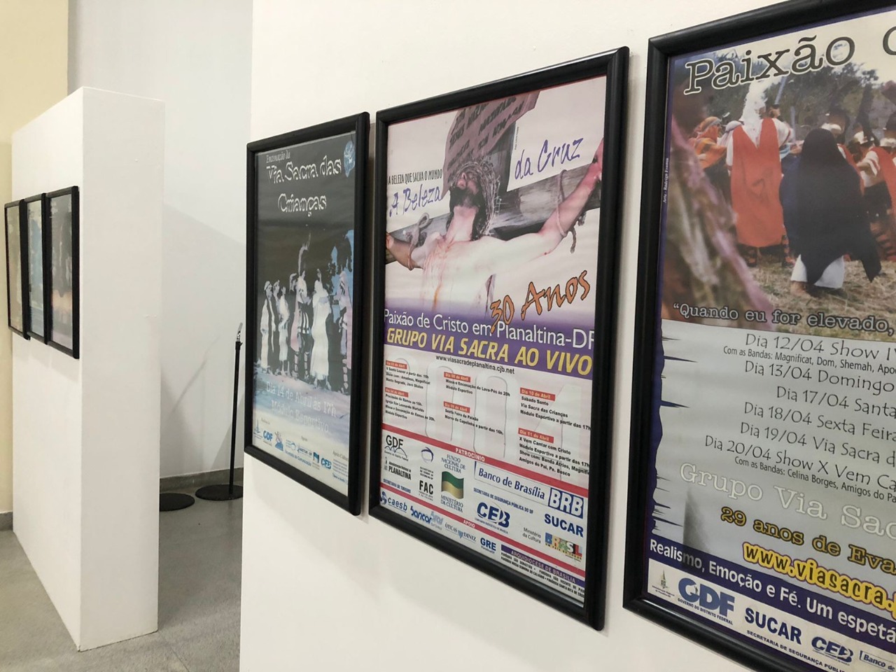 Os cartazes dos eventos fazem a linha cronológica e as fotos ilustram a profissionalização do coletivo ao longo dos anos | Foto: Divulgação/Secec