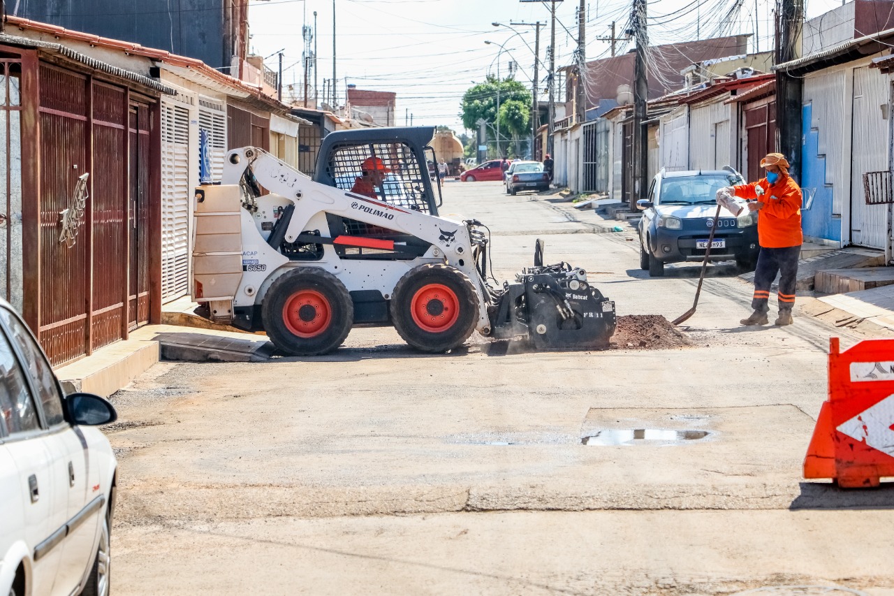 Para a recuperação de vias na cidade, estão sendo utilizadas 10 toneladas de asfalto | Foto: Renato Alves/Agência Brasília